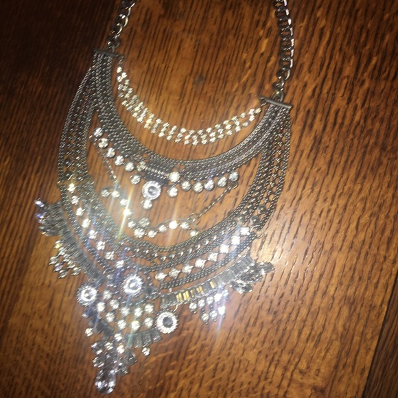Beautiful Bib Statement Necklace! - Picture 7 of 8